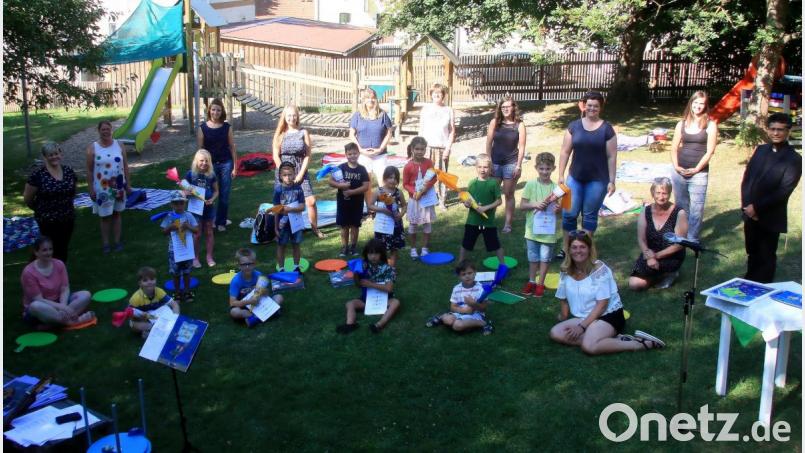 Mit kleinen Schultüten beschenkte man die Vorschulkinder, die am Freitag Abschied vom Kinderhaus Sankt Marien nahmen. Im Bild die Kinder, zusammen mit ihren Erzieherinnen, Leiterin Katja Höfer-Nickl (vorne sitzend, rechts) und Pfarrer Joseph (rechts im Bild). Bild: wro