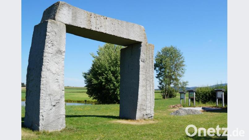 Eine der Sitzgruppen, die von der ILE gefördert werden, wird bei dem Steinmonument „Stonehenge“ aufgestellt. Der Platz dafür wird gegenwärtig vorbereitet. Bild: weu