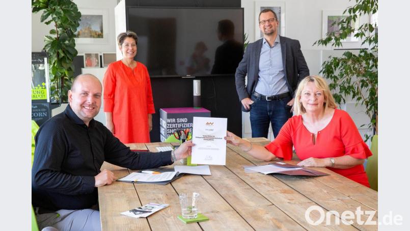 Prof. Dr. Andrea Klug, Präsidentin der OTH Amberg-Weiden, und Andreas Krause, Geschäftsführer der Agentur Mr. Pixel (beide sitzend) mit der frisch unterzeichneten Kooperationsvereinbarung. Mit im Bild Prof. Dr. Ulrich Schäfer, Studiengangsleiter Medieninformatik, und Sabine Märtin, Leiterin von OTH Professional. Bild: Fleischmann/mr. pixel/exb