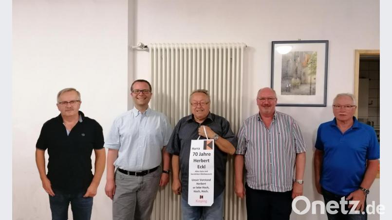 Der Kolping-Vorstand gratuliert nachträglich zum 70. Geburtstag (von links): Michael Hochholdinger, Präses Stadtpfarrer Thomas Helm, Jubilar Herbert Eckl, Zweiter Vorsitzender Michael Koller und Franz Donhauser. Bild: Koller/exb