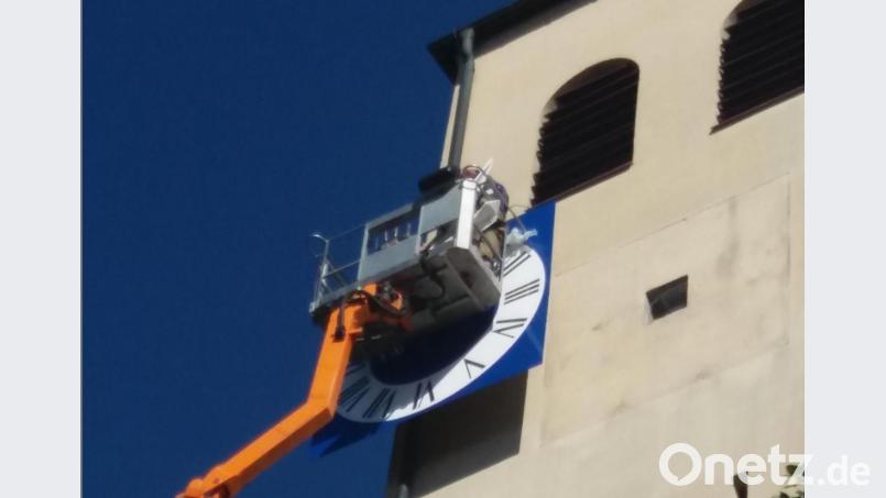 Oben auf dem Kirchturm der Marienkirche wurden zwei Turmuhrenblätter erneuert, das südliche und das östliche. Bild: Heinrich Rosner/exb