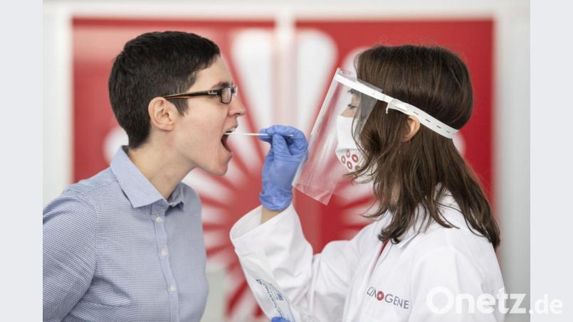 Hausarztpraxen sehen sich der derzeitigen Nachfrage nach Corona-Tests gewachsen. Bild: Boris Roessler/dpa