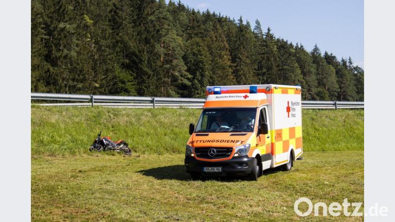 Nur leicht verletzt hat sich ein 23-jähriger Amberger, als er bei Illschwang mit seinem Motorrad von der Straße abkam und in eine Wiese rutschte. Bild: dmra