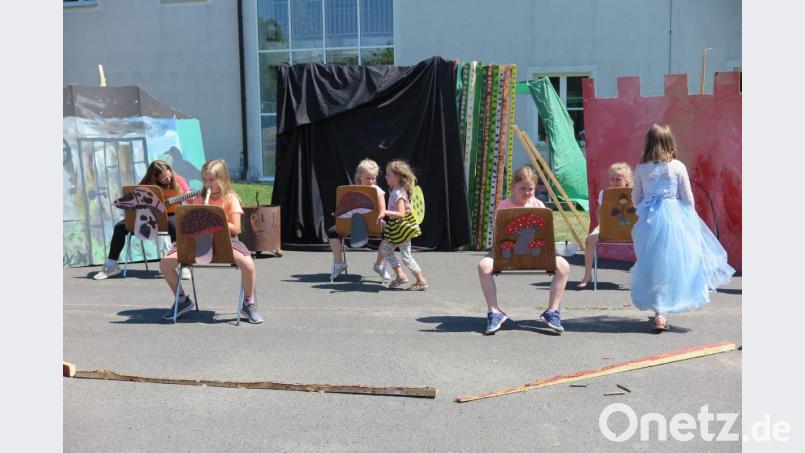 Viel Spaß hatten die Kinder bei der Aufführung des Mini-Musicals „Der verzauberte Wald“. Bild: jzk