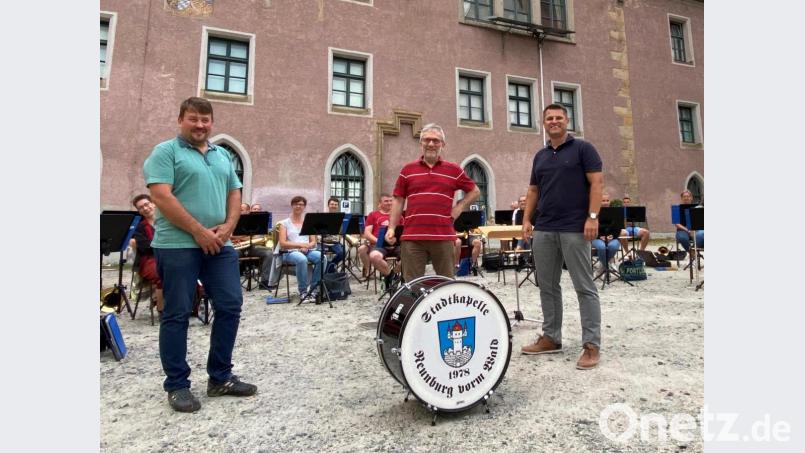 Dirigent Markus Held und die Musiker der Stadtkapelle übernahmen dankbar das neue Instrument und testeten sogleich den Klang der neuen Trommel. Stadtkapellenvorstand Roman Sorgenfrei bedankte sich persönlich bei Bernhard Lober für die Unterstützung. Bild: Thomas Nolden