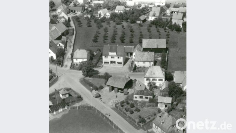 Die Einmündung der Oberviechtacher in die Neunburger Straße Links unten ist der alte Fußballplatz zu sehen, wo heute das Autohaus Bähnk steht. Repro: Raphael Haubelt/exb