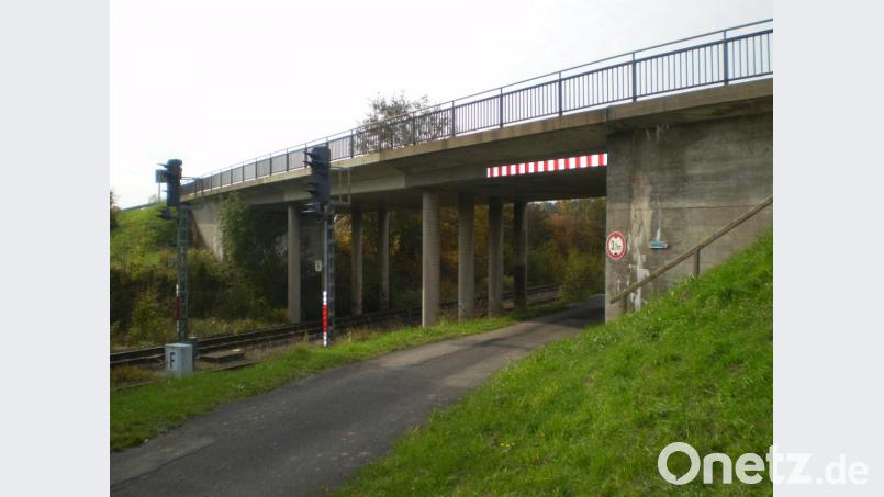 Noch bis nächstes Frühjahr muss die rund 60 Jahre alte Brücke bei Höflas über die Bahnstrecke noch zuverlässig den Straßenverkehr tragen. Um bis zu einem Neubau im kommenden Jahr weitere Schäden an der Konstruktion zu vermeiden, treten ab Mittwoch Einschränkungen in Kraft. Bild: Staatliches Bauamt Amberg-Sulzbach/exb