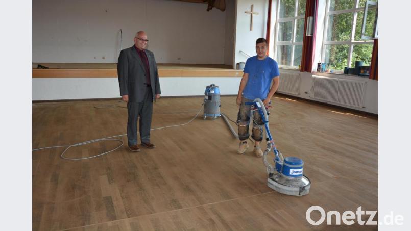 Der Parkettboden im Tillensaal wird zurzeit erneuert. Bürgermeister Klaus Meyer (links) zusammen mit einem Mitarbeiter der ausführenden Firma. Bild: jr