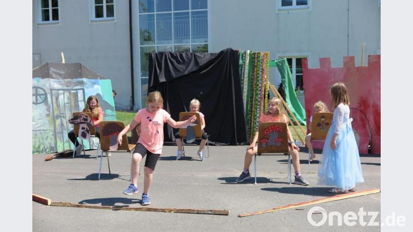 Viel Spaß hatten die Kinder bei der Aufführung des Mini-Musicals „Der verzauberte Wald“. Bild: jzk
