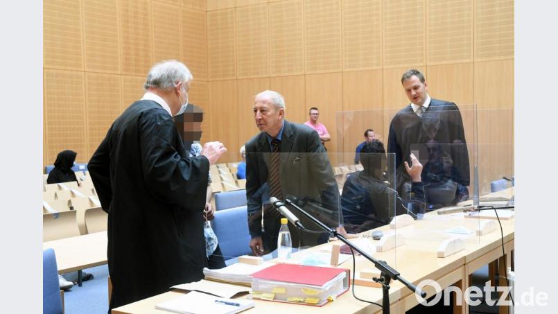 Ahmad E. (Zweiter von links) und Khaled E. (sitzend, Zweiter von rechts) mit ihren Verteidigern und ihrem Übersetzer (Dritter von links). Bild: Gabi Schönberger