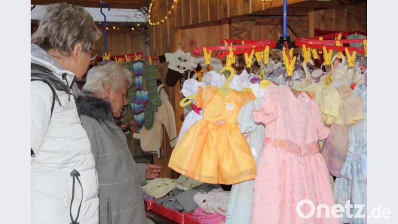 Die Diskussion über die künftige Form und Dauer des Weihnachtsmarkts in Waldsassen (im Bild ein Blick in einen der Verkaufsstände) soll im Laufe der nächsten Monate konkretisiert werden. Bild: kro