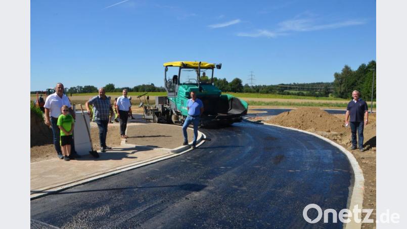 Wer im Bauabschnitt II im Baugebiet "Sommerwiesen" noch einen Platz ergattern will, muss sich sputen. Es sind nur noch zwei Plätze zu haben. Unternehmer Helmut Seebauer, Außendienstleiter Karl Frey, Bürgermeister Andreas Wutzlhofer, Bauleiter Christian Wittmann (von links nach rechts) und Dietmar Hammerl von der Bamler Bauingenieur GmbH (rechts) gaben den Startschuss zum Verkauf, nachdem das Areal erschlossen und parzelliert wurde. Bild: dob