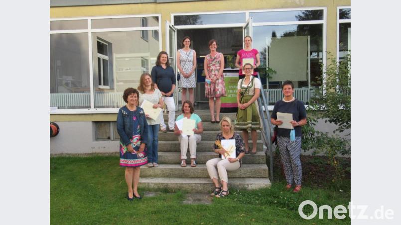 Christiana Enslein (links) freute sich über die Freisprechung von Nadia Stumpf, Theresia Brunner, Sabrina Frank, Diana Petrik, Rita Fenzl, Verena Thoma, Brigitte Breusch-Veittinger (stehend, von links) sowie (sitzend, von links) Claudia Müller und Kerstin Schraml. Bild: ubb