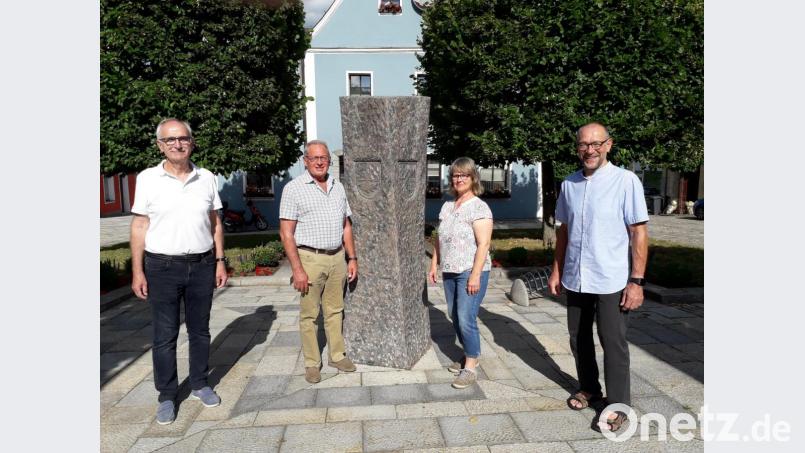 Der Seniorenbeauftragte Klaus Lehl (Zweiter von links) tauscht sich mit GeHiH-Vorstand Karl Lorenz (rechts) und den Geschäftsführern Elisabeth Gottsche und Jochen Sertl aus. Bild: rn