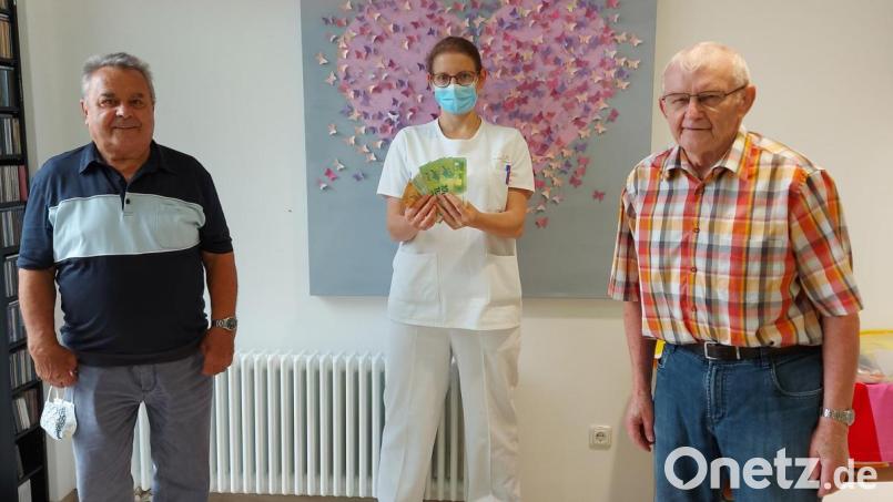 Schöne Überraschung für die Ärztliche Leiterin der Palliativstation, Dr. Stephanie Kuchlbauer: Heribert Schreyer (rechts) und Max Strehl stehen plötzlich mit einer Spende über 700 Euro vor der Tür. Bild: Kliniken Nordoberpfalz AG