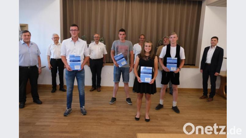 Sie schafften den besten Abschluss bei der Gesellprüfung der Maurer und Hochbaufacharbeiter (vorn, von links): Ferdinand Schießl, Maximilian Birner, Julia Weigert und Thomas Raß. Im Hintergrund (von links) Kreishandwerksmeister Johann Weber, Unternehmer und Sponsor Josef Meier, stellvertretender Landrat Franz Mädler, die Innungsobermeister Bernd Kopp und Wolfgang Hummel sowie Wolfgang Reif, Vertreter der Handwerkskammer Niederbayern-Oberpfalz. Bild: usc