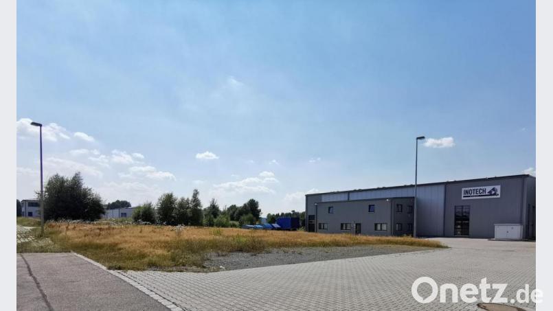 Auf dem Grundstück zwischen der Halle von Inotech, ehemals UWK, und der Firma FWE (links) soll das neue Logistikzentrum entstehen. Bild: gz