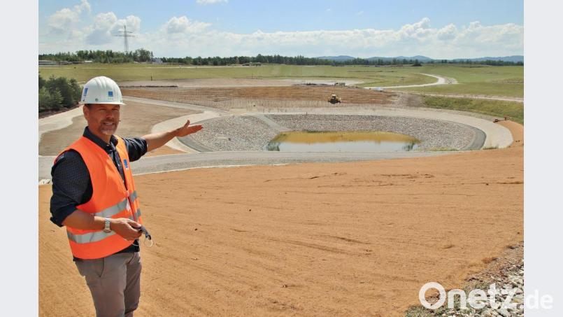 Geologe Matthias Alte, Geschäftsführer der zuständigen Planungsfirma Base Technologies aus München, erläuterte die fortgeschrittenen Maßnahmen, die aus dem ehemaligen Wackersdorfer Braunkohle-Tagebaugebiet Westfeld ein ökologisch hochwertiges Areal machen. Die Arbeiten dafür dauern schon über eineinhalb Jahrzehnte. Bild: Thomas Dobler