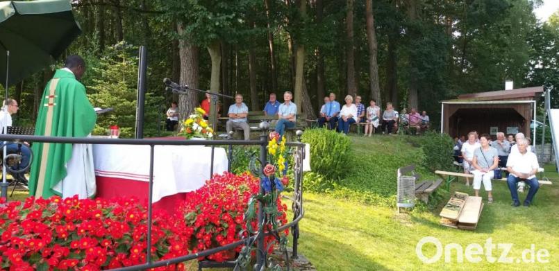 Pater David Lubaalwu zelebriert den Gottesdienst zum Patrozinium an der Christophorus-Kapelle. Bild: bk
