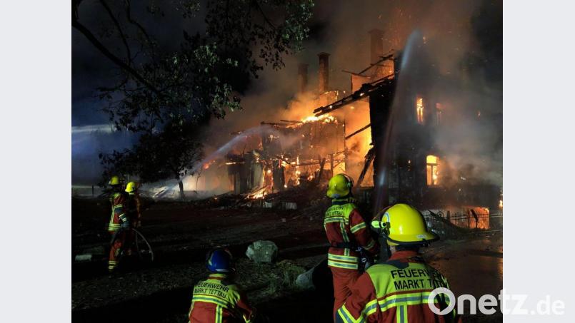 Ein folgenschwerer Brand ereignete sich in der Nacht zum Sonntag auf einem Gehöft in Tettau (Kreis Kronach). Bild: Alexander Unger