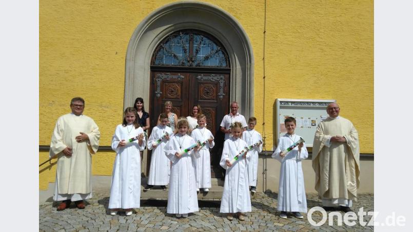 Pfarrer Wilhelm Bauer (rechts) und Diakon Norbert Hammerl (links) zelebrieren den Festgottesdienst anlässlich der Erstkommunion. Bild: rfi