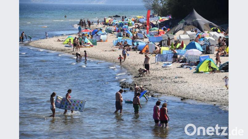 Badespaß am Ostseestrand auf der Insel Rügen. Bild: Stefan Sauer/dpa