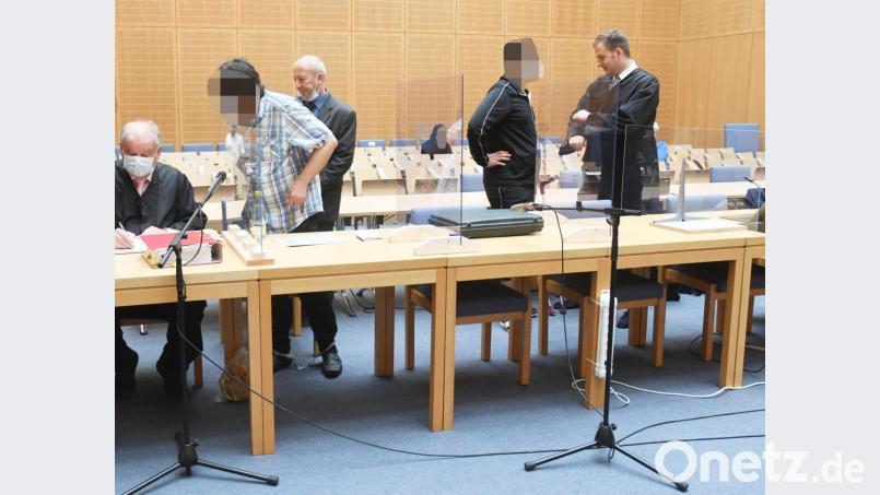 Ahmad E. (Zweiter von links) und sein Sohn Khaled E. (Zweiter von rechts) sind vor dem Landgericht Weiden verurteilt worden. Bild: Gabi Schönberger
