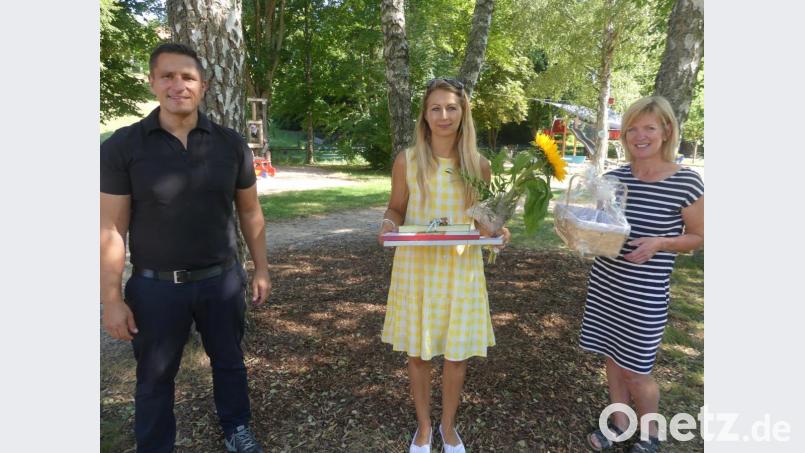 Marcus Gradl und Sylke Richter (rechts) sagen Erzieherin Claudia Wiest Adieu. Bild: rn