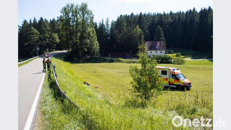 Die Feuerwehr Illschwang regelte den Verkehr auf der Kreisstraße AS35 zwischen Pürschläg und Dietersberg. Bild: dmra