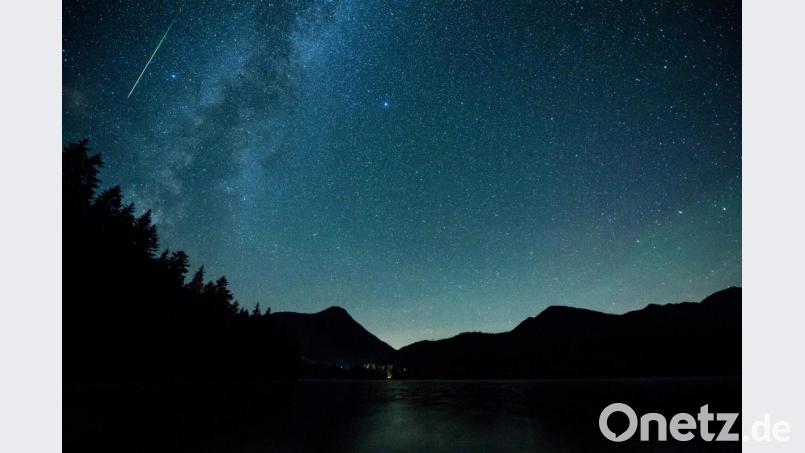 Mit dem Sternschnuppenstrom der Perseiden erwartet Himmelsgucker ein wahres Feuerwerk.wie hier am Himmel über dem Walchensee. Bild: Matthias Balk
