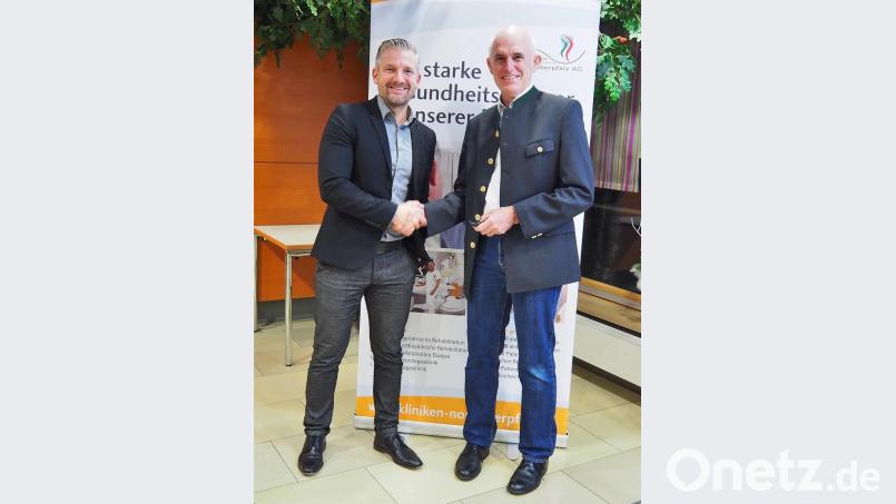 Klinikum-Personalchef Martin Neuhaus (links) begrüßt Chefarzt Professor Theodor Klotz zum Vortrag. Bild: Bühner