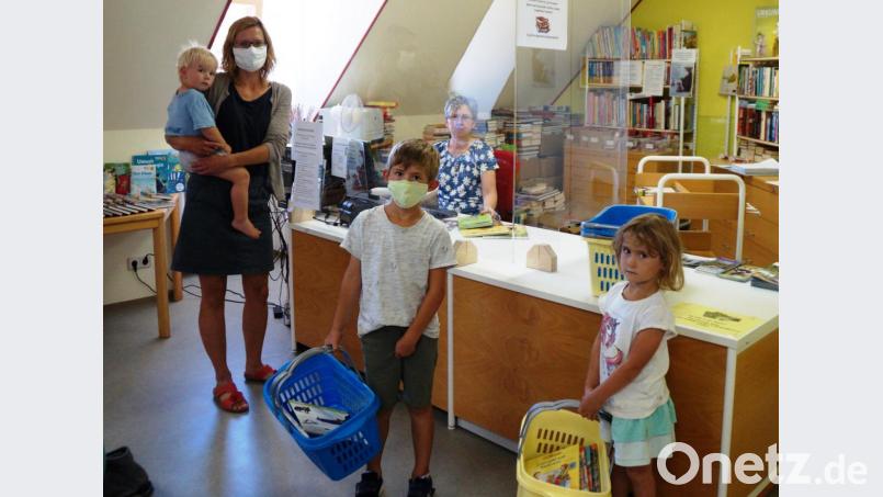 Renate Stigler freut sich wieder über viele Gäste in der Bücherei. Ausgestattet mit einem der sechzehn Körbchen und Mundschutz gehen Kinder und Erwachsene auf Suche nach dem beliebten Lesestoff. So ist gesichert, dass nicht mehr Ausleiher die Bücherei betreten als erlaubt. Bild: weu