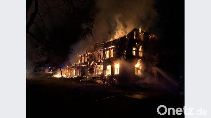 Ein folgenschwerer Brand ereignete sich in der Nacht zum Sonntag auf einem Gehöft in Tettau (Kreis Kronach). Bild: Polizei Oberfranken