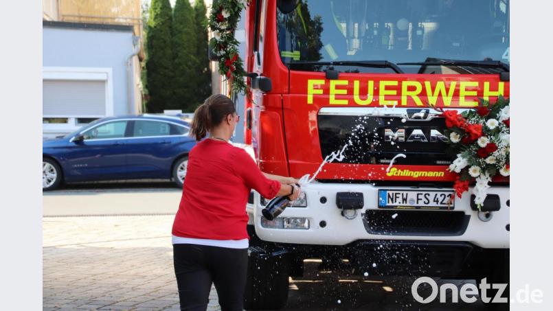 Ein festlicher Moment am Sonntag: Die Patin des neuen Einsatzfahrzeuges der Feuerwehr Schwarzenbach, Melanie Pöllath, tauft das neue HLF 10 Bild: jma