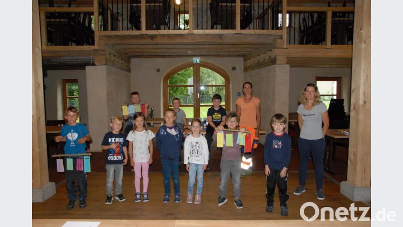 Fleißig wurde im Schlossstadel gebastelt. Wenn nötig, wurden die Teilnehmer von Tanja Bauer oder Eva Leikam unterstützt. Bild: pop