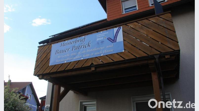 Ein übergroßes Banner informiert über die bestandene Meisterprüfung, die Patrick Bauer vor der Handwerkskammer Niederbayern-Oberpfalz ablegte. Bild: wro