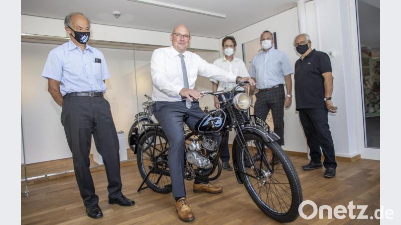 &quot;Probesitzen&quot; im Museum: Im Bild (von links) Harald Roßner, Oberbürgermeister Oliver Weigel, Volker Dittmar, Volker Jobst und Kurt Rodehau. Bild: dtr