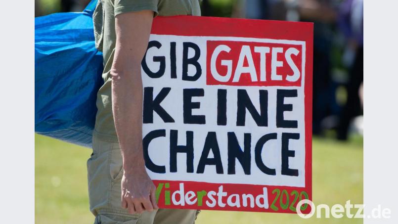 Bei einer Demonstration vor dem Reichstagsgebäude hält ein Teilnehmer ein Schild mit der Aufschrift ·Gib Gates keine Chance - Widerstand 2020·. In vielen deutschen Städten versammeln sich in den letzten Monaten Menschen, die ihr Protest etwa gegen die Corona-Maßnahmen auf die Straße treibt. Bild: Christophe Gateau/dpa