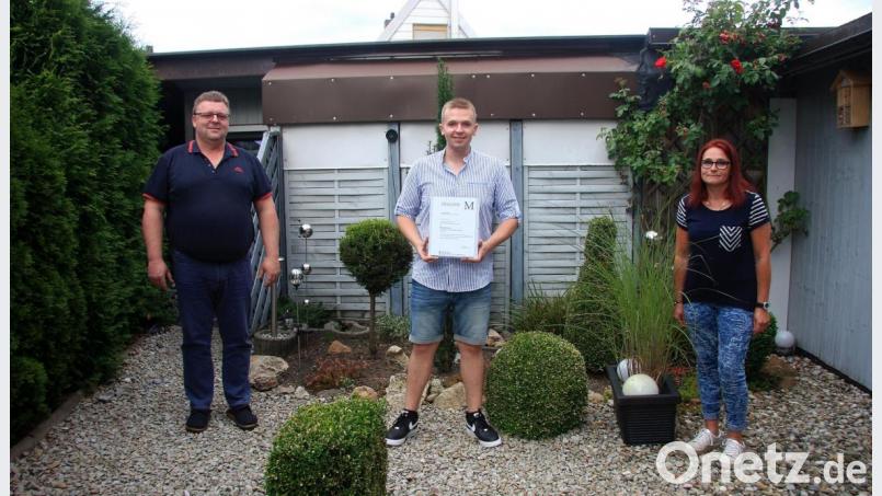 Die Nachfolge ist gesichert. Darüber freuen sich Armin Bauer (links) und Marion Bauer (rechts). Sie sind stolz auf den zweiten Handwerksmeister in der Familie, Patrick Bauer. Bild: wro