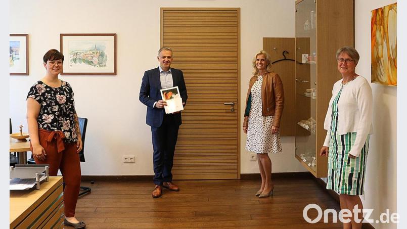 Landrat Roland Grillmeier erhielt von der Leiterin von Donum Vitae, Elisabeth Schieder (rechts) und den beiden Bevollmächtigen Andrea Lang (Zweite von rechts) und Sandra Kellermann Informationsmaterial über die Beratungsstelle. Bild: Walter Brucker, Landratsamt Tirschenreuth/exb