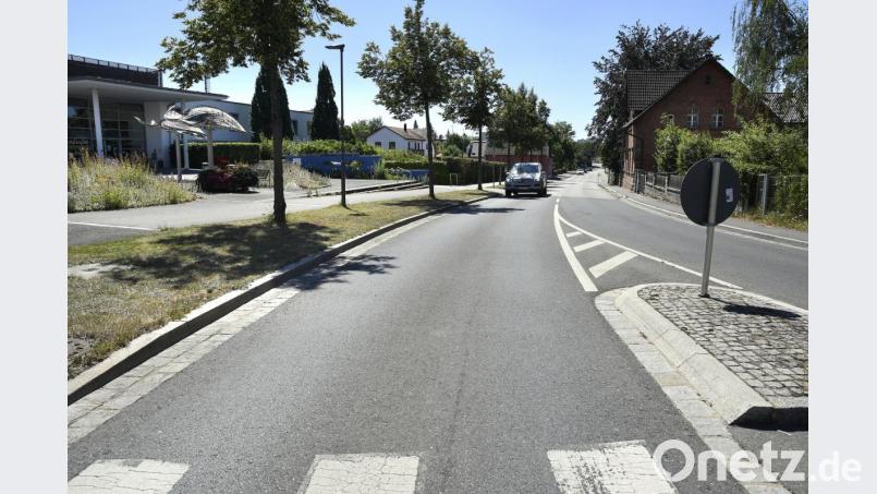 Braucht es in Amberg in der Infanteriestraße vor dem Heilig-Geist-Stift (links im Bild) eine streckenbezogene Geschwindigkeitsbegrenzung auf 30 km/h? Darüber herrscht Uneinigkeit. Bild: Petra Hartl