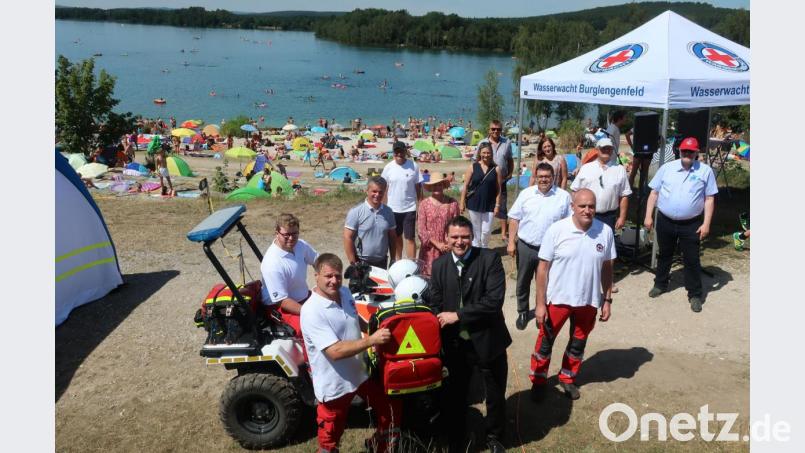 Landrat Thomas Ebeling überreichte dem Kreisvorsitzenden der Wasserwacht, Wolfgang Dantl, einen Notfallkoffer für die mobile Wachstation am Murner See, der am Wochenende Hunderte Badegäste anlockte. Bild: Hirsch