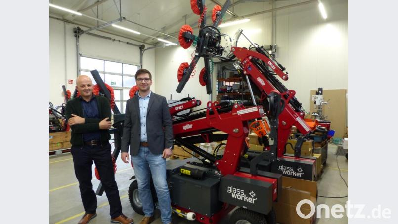 Die Ideenschmiede läuft: "Uplifter"-Chef Martin Lobinger (links) hat mit der Gründung der Firma "Ergomount" den richtigen Schritt getan. Unter der Geschäftsführung von Peter Jauernig (rechts) entstehen im Nabburger Unternehmen Sonderbau-Werkzeuge und -maschinen. Bild: Völkl