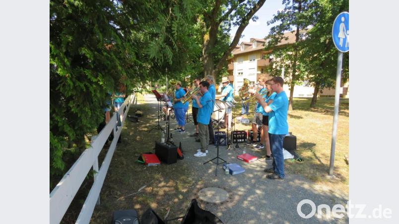 Mit Blasmusik unterhielten die Musiker der Jugendblaskapelle die Bewohner des Pflegeheim Löffler. Das Einhalten des Abstandes hatte keine Einfluss auf die gute musikalische Darbietung Bild: adj