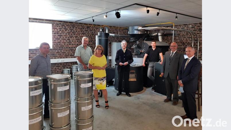 In der Kaffeerösterei Tillenberg in Bad Neualbenreuth informierten Inhaber Patrick Kutzer (Fünfter von links) und Röstmeister Alparslan Üründül (links) unter anderem Regierungspräsidenten Axel Bartelt (Vierter von links) und ALE-Behördenleiter Thomas Gollwitzer (rechts). Bild: Dr. Rolf Mehringer, Amt für Ländliche Entwicklung Oberpfalz/exb