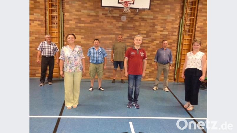 Dieses Team steht an der Spitze der Jagdgenossenschaft: (vorne von links) Beate Politzka und Thomas Liegl, (hinten von links) Alfons Spichtinger, Otto Frischmann, Wolfgang Lößl und Gerhard Ruml. Bürgermeisterin Sonja Meier (rechts) war bis zur Sitzung Notjagdvorsteher. Bild: amö