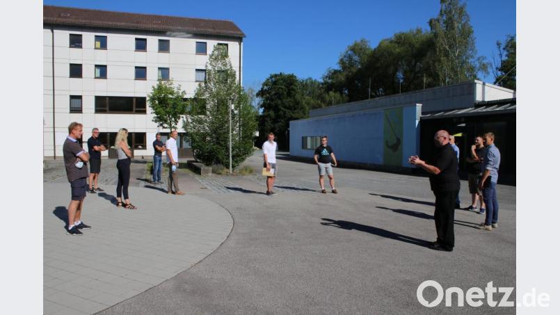 Geschäftsführender Vorstand Tassilo Heimberg (vorne, rechts) erklärt den Stadträten das St.-Michaelswerk. Bild: sne
