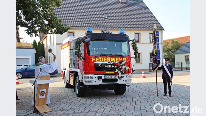 Pfarrer Edmund Prechtl bei der Segnung des neuen Einsatzfahrzeuges Bild: jma