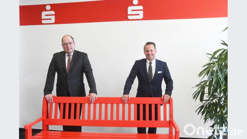 Eine Ruhebank ist das Geschäft der neuen Sparkassen-Spitze Gerhard Hösl und Johann Zach (von rechts) in den kommenden Jahren nicht. Ihr Ziel: eine sichere Bank für Kunden und Mitarbeiter. Bild: Gabi Schönberger