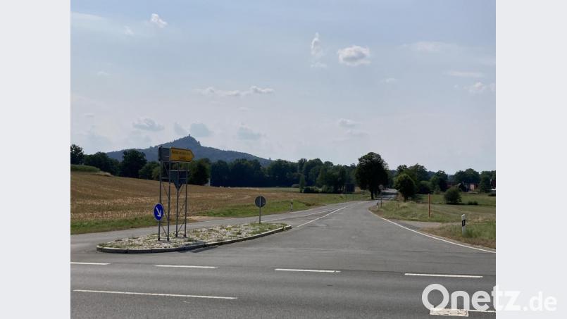 Noch kann der Straßenverkehr von der Staatsstraße 2665 in Richtung Kaibitz abbiegen. Ab Montag allerdings erhält der Abschnitt der TIR 30 bis zum Ortsbeginn eine neue Deckschicht. Die Arbeiten werden voraussichtlich die fast ganze Woche dauern. Bild: stg